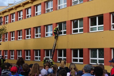 Hned v září se konal Den s IZS, který začal poplachem a evakuací školy. Viděli jsme zásah hasičů.